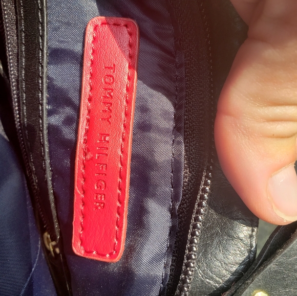 Tommy Hilfiger Signature Crossbody - Picture 5 of 5
